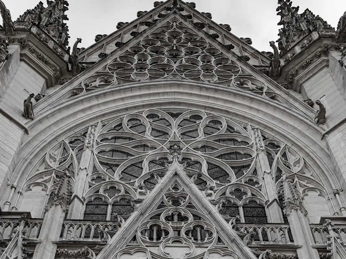 Sainte-Chapelle de Vincennes'in batı cephesindeki gül pencere ve üst üste dizilmiş oymalı alınlıklar, siyah beyaz