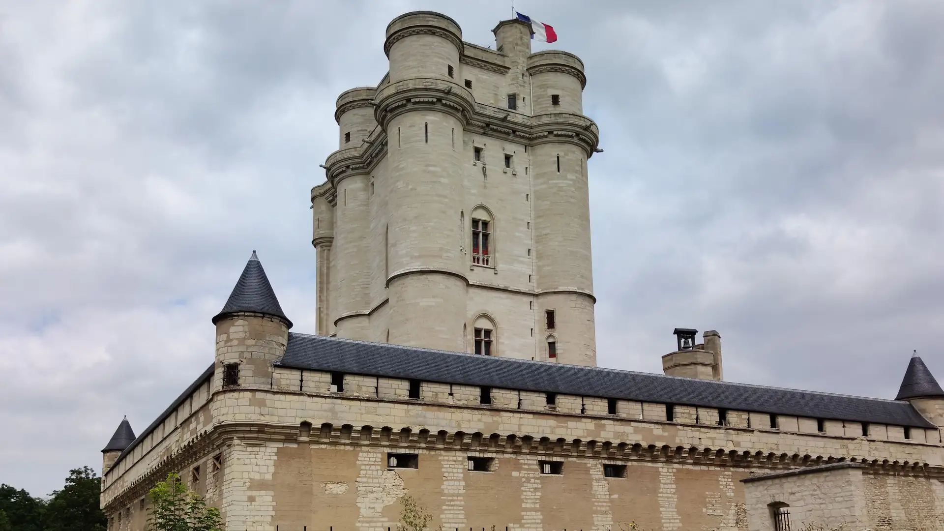 Château de Vincennes'in dört köşe kulesi arduvaz çatılı sur duvarının üzerinde yükselen büyük kulesi
